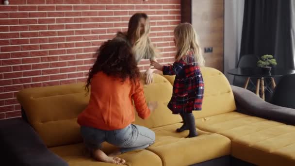 Mutter und schwester kitzeln sich gegenseitig, spielen mit kleinem mädchen — Stockvideo