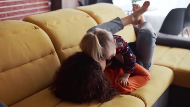 Mutter und kleines Kind Vorschulmädchen genießen Bonding Spaß auf der Couch — Stockvideo