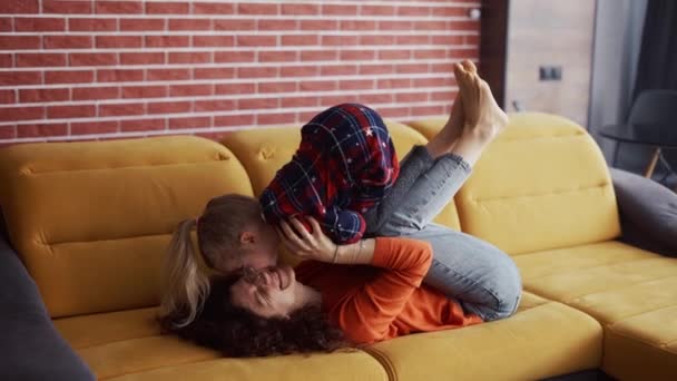 Matka podnosząc dziewczynę w powietrzu na kostkach w domu, łącząc się razem — Wideo stockowe