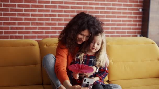Mãe e sua filhinha tomando selfie em casa — Vídeo de Stock