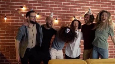 Doğum günü partisindeki gençler evde heyecanlı bir tatil kutluyor, birlikte zıplıyorlar.