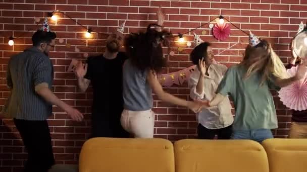 Jovens dançando fora baloiçando festa de aniversário celebrando férias emocionantes em casa — Vídeo de Stock