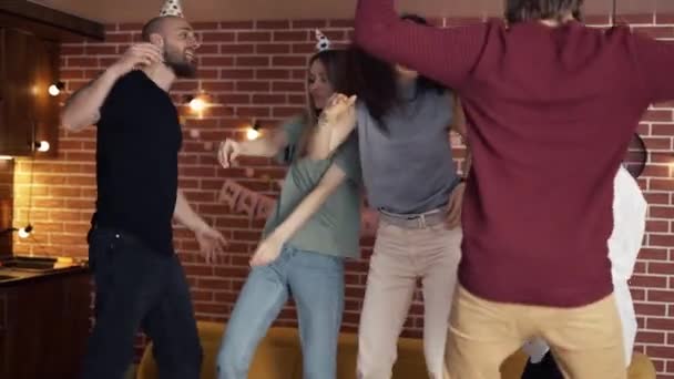 Jóvenes bailando rockeando fiesta de cumpleaños celebrando vacaciones emocionantes en casa, slow mo — Vídeos de Stock
