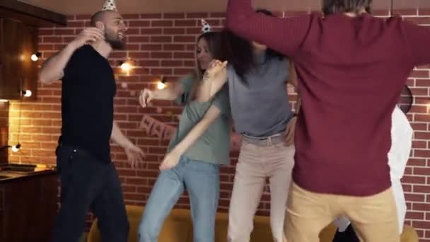 Jóvenes bailando rockeando fiesta de cumpleaños celebrando vacaciones emocionantes en casa, slow mo — Vídeo de stock