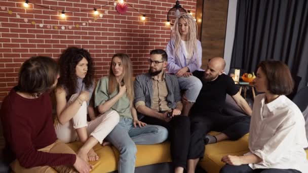 Grupo de homens e mulheres caucasianos felizes na conversa no sofá — Vídeo de Stock