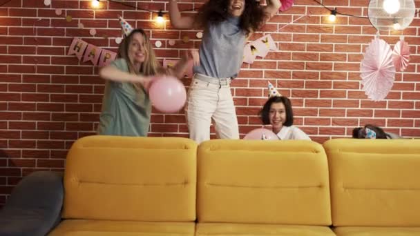 Verrückte Freunde überraschen Geburtstagskind vom Sofa — Stockvideo