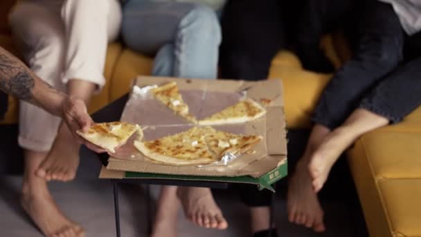 남녀 손으로 음식 배달할 때먹는 피자를 먹는 모습 — 비디오