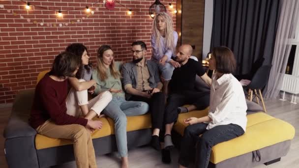 Rapazes e meninas sorridentes conversando e discutindo em casa — Vídeo de Stock