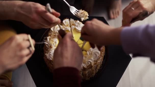 Menschen greifen mit Gabeln nach Kuchenstücken — Stockvideo