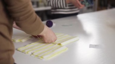 Tanımlanamayan moda tasarımcısı ya da terzisi stüdyoda kumaş kalıplarıyla çalışıyor.