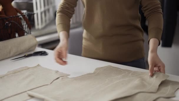 Onherkenbaar mode-ontwerper of kleermaker werken met stof patronen in de studio — Stockvideo
