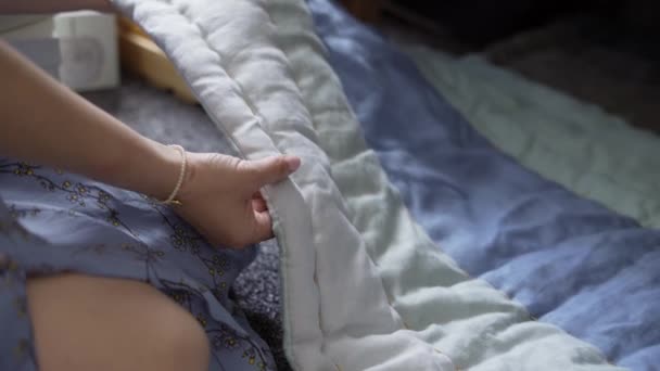 Unerkennbare weibliche Hand berührt weiche, handgemachte Decke — Stockvideo