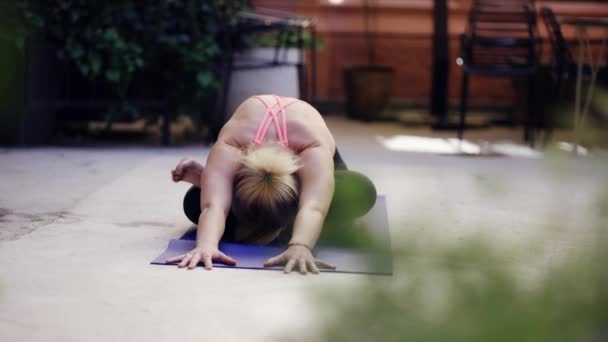 Yogi kvinna utför böjning asana utomhus — Stockvideo