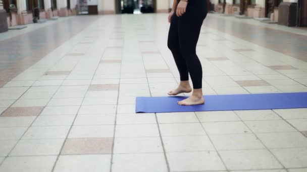 Primo piano della donna scalza in piedi sul tappeto, irriconoscibile — Video Stock