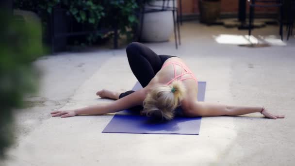 Yogi femme effectuer flexion asana à l'extérieur, vue de face — Video
