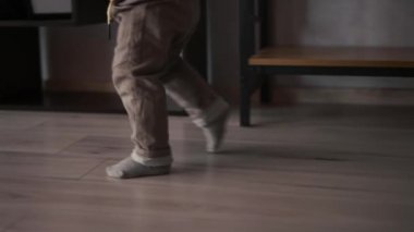 Evde koşuşturan küçük bir çocuğun kırpılmış görüntüleri.