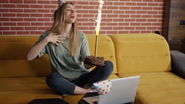 온라인상에서 친구들 과 함께 생일 축하하는 긍정적 인 여성 — 비디오