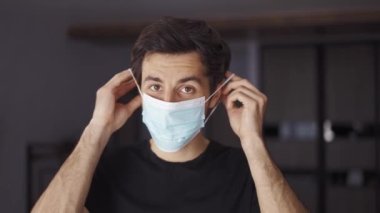 Ön kameradaki siyah saçlı adam içeride maske taktı.