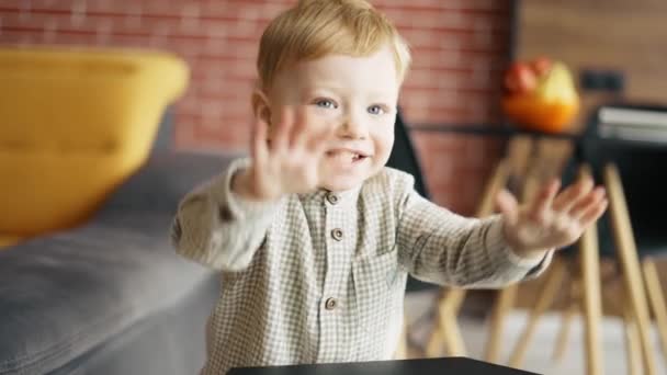 Eccitato biondo felice piccolo bambino ragazzo al chiuso — Video Stock