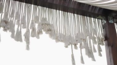 Dantel perdelerin arasından görünen gökyüzü