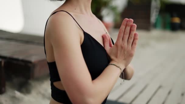 Vue recadrée des mains féminines en méditation sur la plage — Video