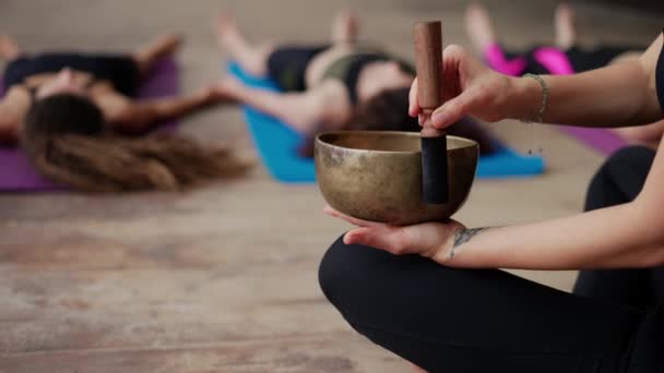 Sjungande skålar under meditation, bly yoga klass utomhus — Stockvideo