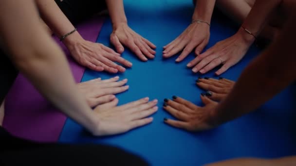 Yoga eğitiminden sonra kadınlar ellerini paspasa koyuyorlar. — Stok video