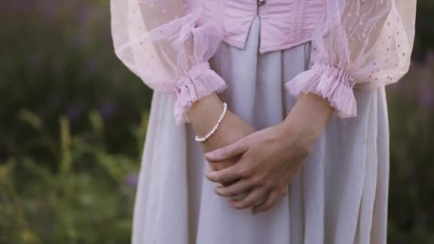 Mulher tímida em belo vestido rosa, close-up da mão — Vídeo de Stock