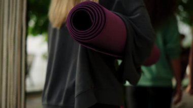 Dikiz aynası kadınlar birlikte egzersiz yapar yoga için minder tutarlar, yakın plan çekimler için.