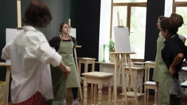 Lezione per le donne nel laboratorio d'arte, ragazze che indossano grembiuli — Video Stock