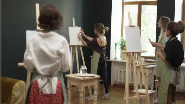 Ομάδα μαθητών ζωγραφικής στο μάθημα τέχνης στο στούντιο — Αρχείο Βίντεο