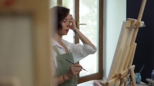 Vrouwelijke studenten schilderen op kunstles in kunststudio — Stockvideo