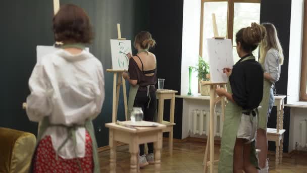 Ομάδα μαθητών ζωγραφικής στο μάθημα τέχνης στο στούντιο σε αργό ρυθμό — Αρχείο Βίντεο