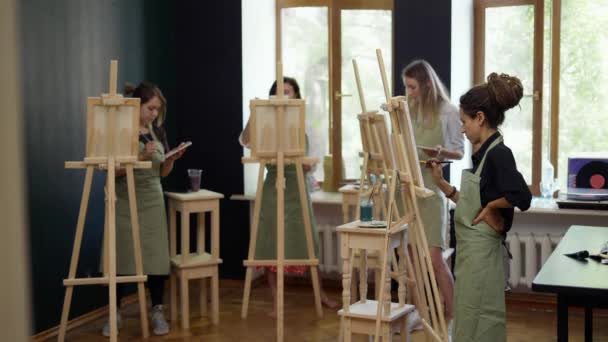Lindas estudantes do sexo feminino pintura na aula de arte no estúdio de arte — Vídeo de Stock
