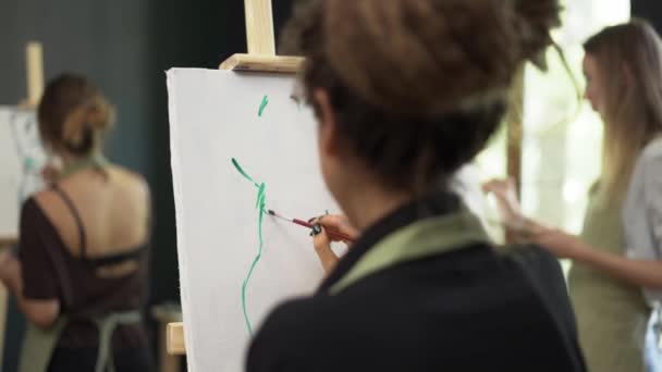 Grupo de estudantes pintando silhueta feminina na aula de arte — Vídeo de Stock