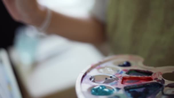 Close up kobieta artysta malarstwo obraz na płótnie w studio sztuki przy użyciu palety — Wideo stockowe