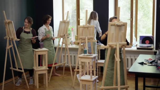 Τέσσερις φοιτήτριες ζωγραφικής στο μάθημα τέχνης στο στούντιο τέχνης — Αρχείο Βίντεο