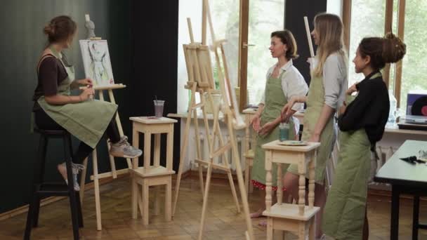 Studentinnen beim Kunstworkout unter Anleitung eines Mentors im Atelier — Stockvideo