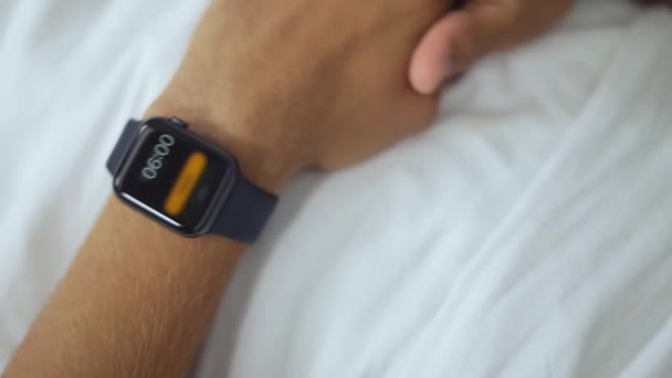 사람, 취침과 휴식 개념-가까이 smartwatch 침대에서 자 고로 남자의 — 비디오