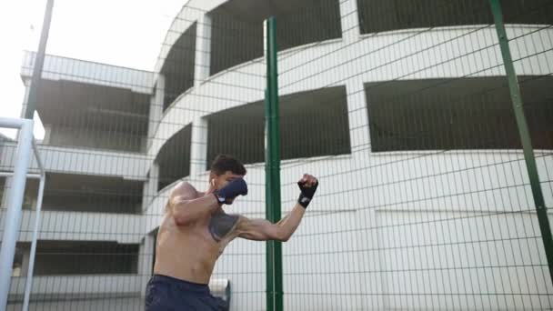 Lutte avec l'ombre, boxeur faire de l'exercice à l'extérieur — Video