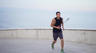 Otoparkta koşan bir adam var.