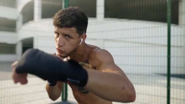 Boxer praticando socos na câmera frontal ao ar livre — Vídeo de Stock