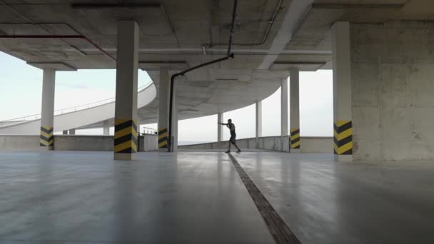 Jovem boxeador trem em uma garagem de estacionamento, batalha com a sombra — Vídeo de Stock