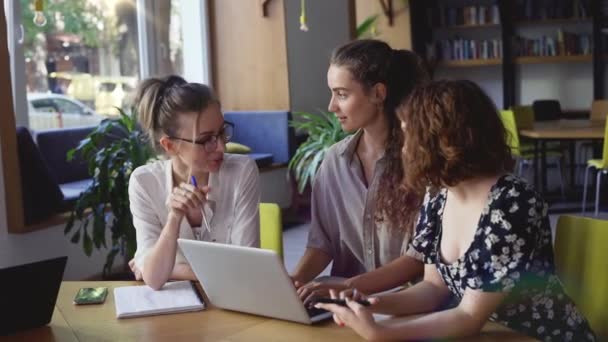 Três estudantes maduros discutindo novo projeto na biblioteca — Vídeo de Stock