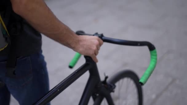 Entregador Caminha Com Bicicleta Pela Cidade Cortado — Vídeo de Stock