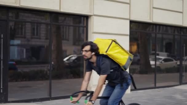 Kurier na rowerze z termalnym plecakiem, dostawa żywności — Wideo stockowe