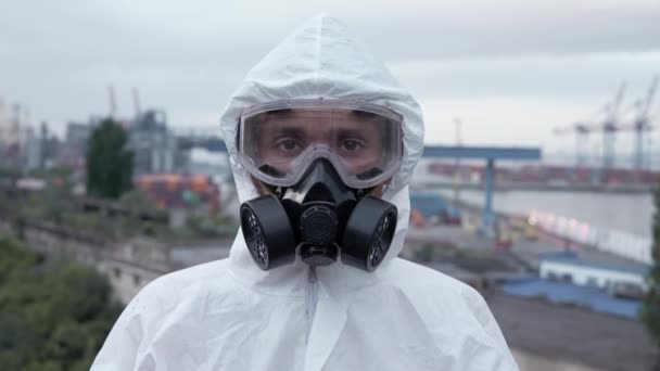 Портрет працівника відкласти захисну маску і респіратор на відкритому повітрі — стокове відео