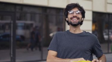 Pozitif kurye sarı çantalı, siparişi vermeye hazır.