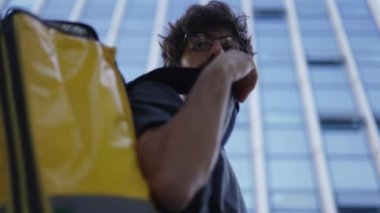 Sırt çantalı kurye çantasının içine bak, düşük açılı.