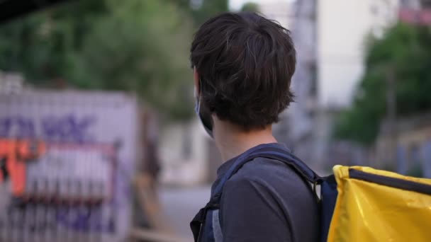 Retrato de un repartidor con máscara de protección médica, vista lateral — Vídeos de Stock